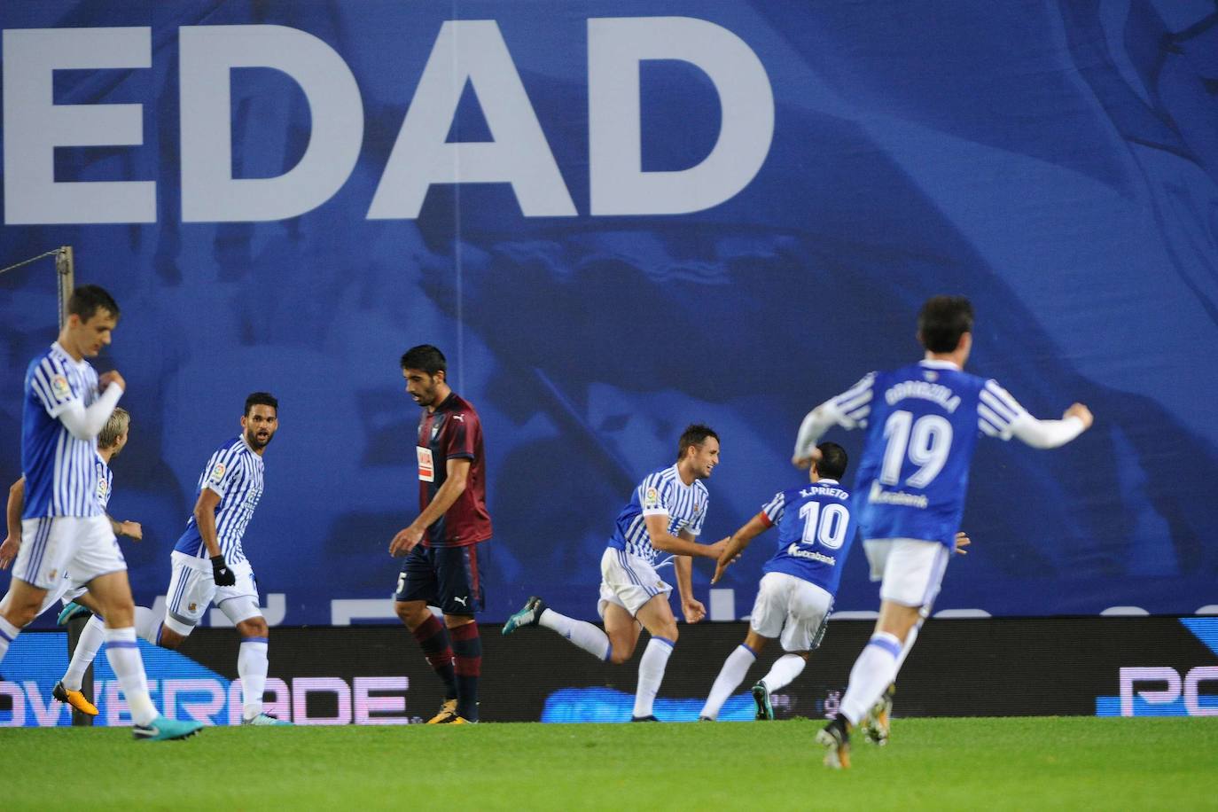 Con los colores txuri-urdin el belga vio puerta por primera vez ante el Eibar. Fue el 5 de noviembre de 2017, dos meses después de su estreno. El choque finalizó 3-1.