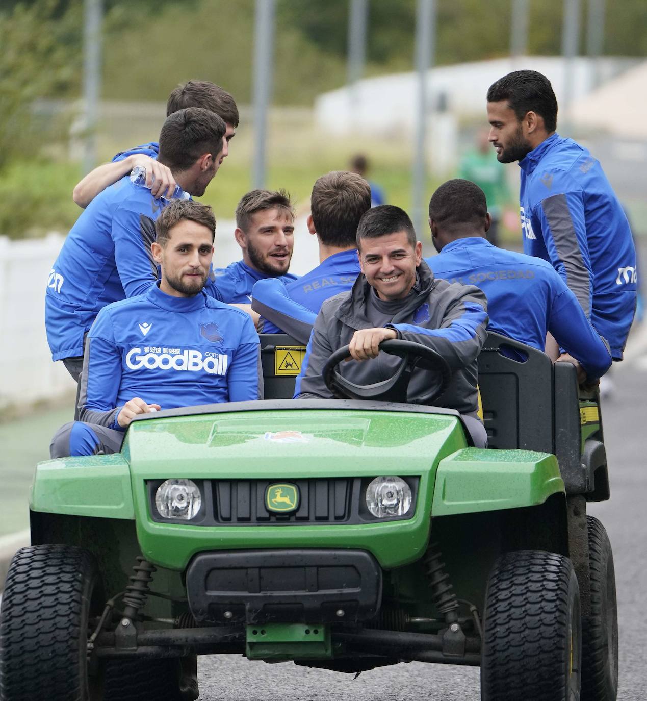 Januzaj ha protagonizado multitud de momentos graciosos. El 18 de octubre de 2019, llegaba al entrenamiento en el carro de los jardineros, junto a Portu o Willian José.