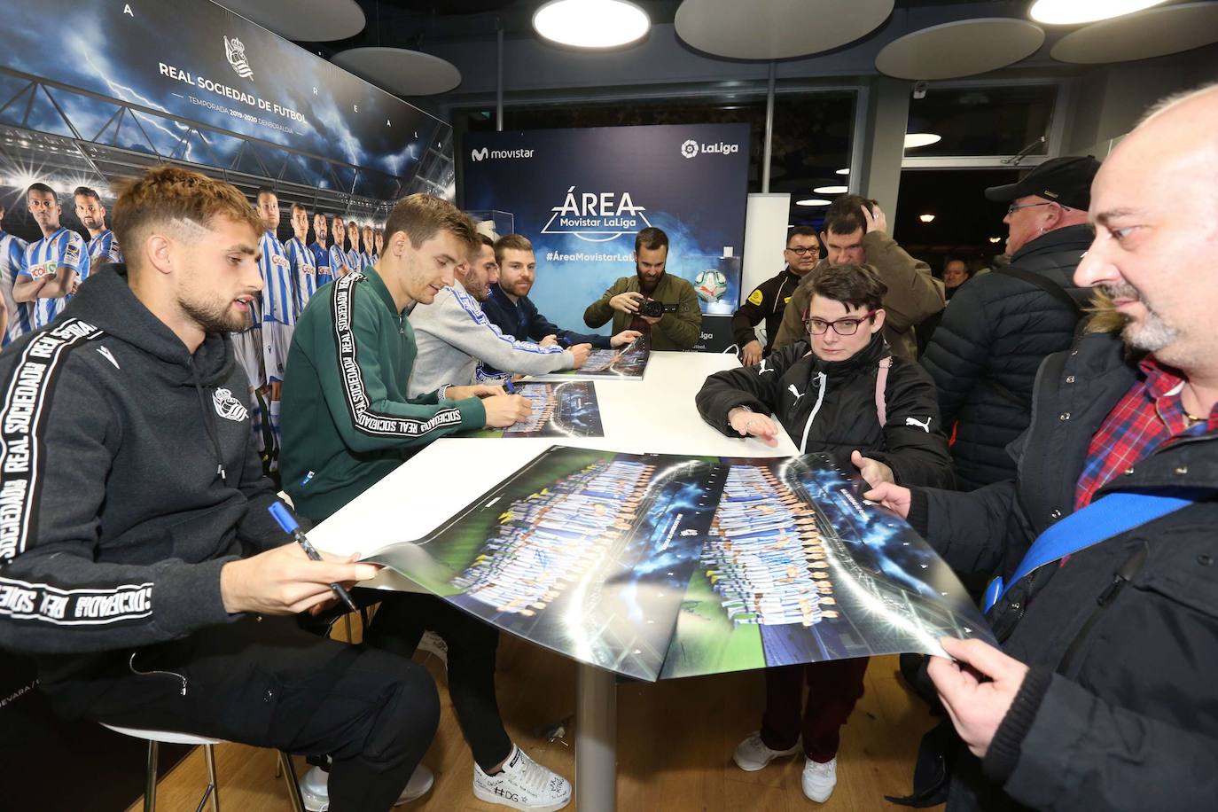 El belga, en la presentación y firma del póster de la Real Sociedad el 21 de noviembre de 2019. Fue, cómo no, uno de los más requeridos por los aficionados. 