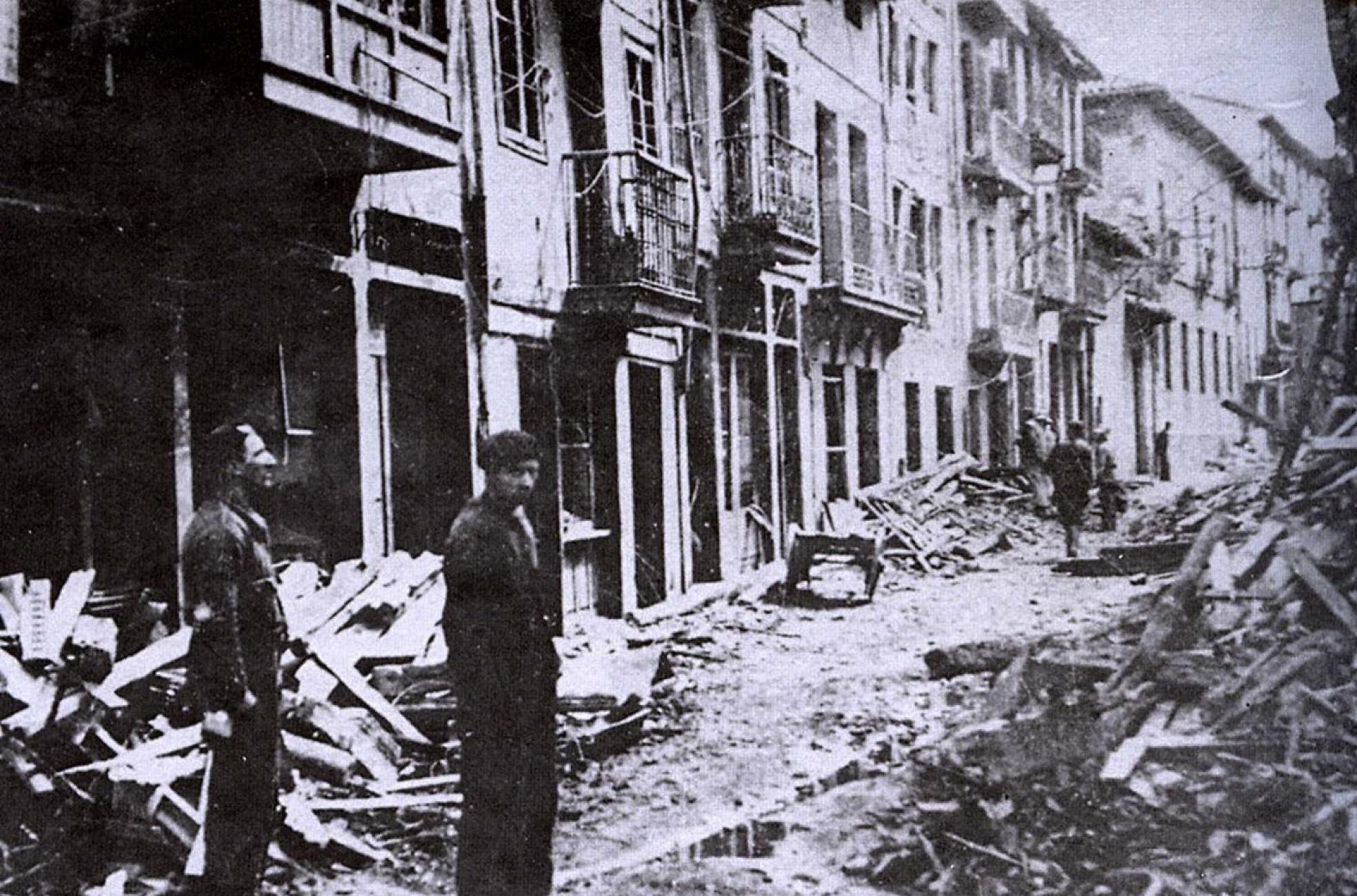 Desolación en Durango tras tres ataques. La localidad vizcaína padeció el 31 de marzo de 1937 tres pases de la aviación alemana e italiana. Murieron 336 personas, muchas de ellas feligreses de la parroquia y de la iglesia de los jesuítas. 