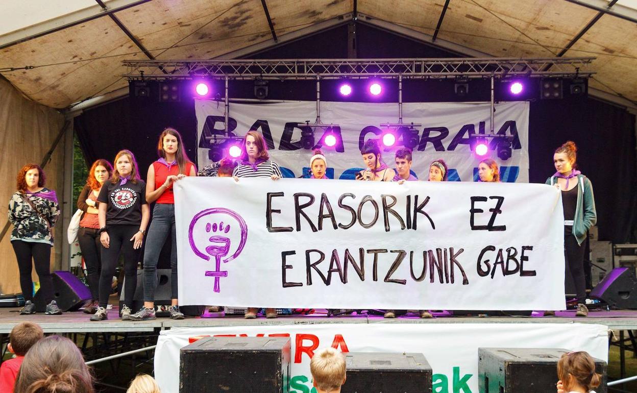 Cartel contra la violencia machistas durante las fiestas de Arrate, en Eibar. 