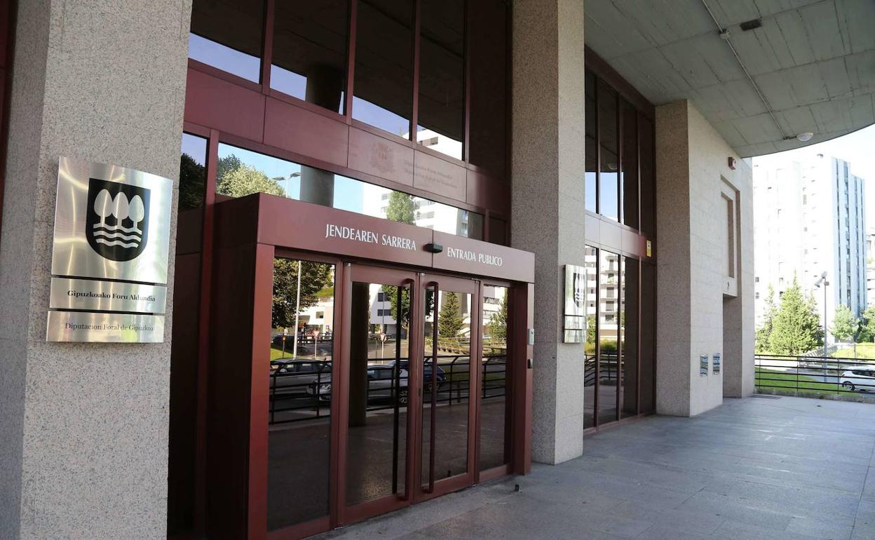 Exterior de la sede de la Hacienda foral, en el barrio de Errotaburu de San Sebastián. 