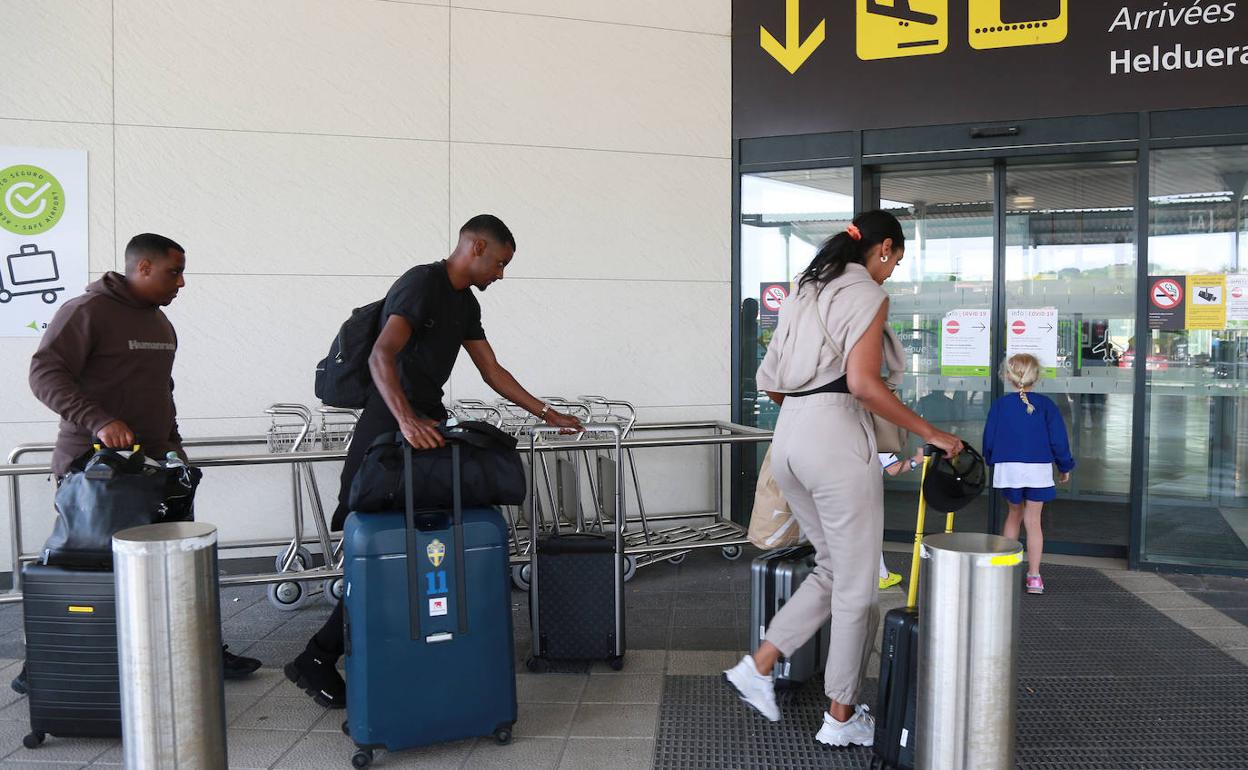 Alexander Isak se dirige al interior del aeropuerto de Hondarribia para coger un avión privado rumbo a Estocolmo. 