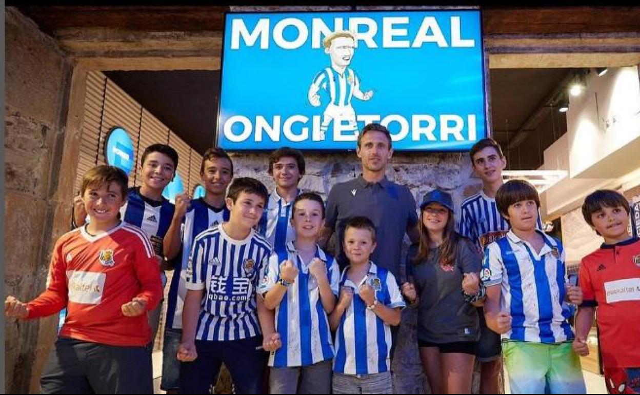 Nacho Monreal posa con aficionados de la Real tras anunciarse su fichaje por la Real hace tres años. 