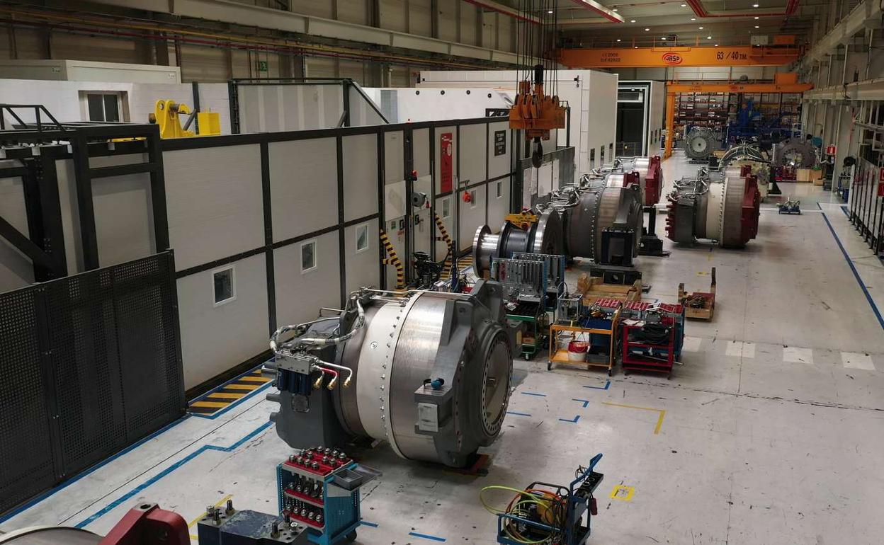 Interior de la planta de Siemens Gamesa de Asteasu donde se fabrican grandes turbinas.