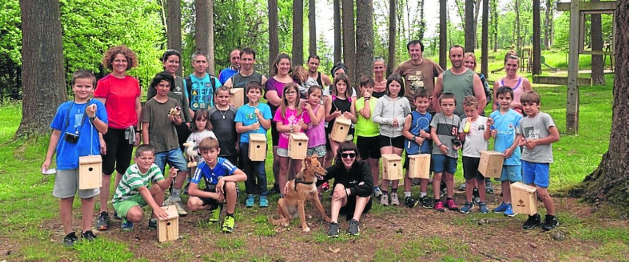 Tailerrean parte hartu zuten herritarrak, habia-kutxekin. 