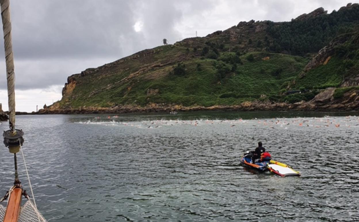 Salida de la primera edición de la Travesía de los Balleneros en la que participaron alrededor de 400 nadadores y nadadoras. 