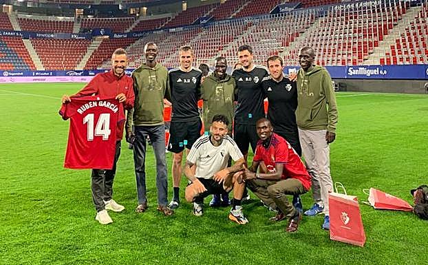 Los corredores posan en el campo de Osasuna.