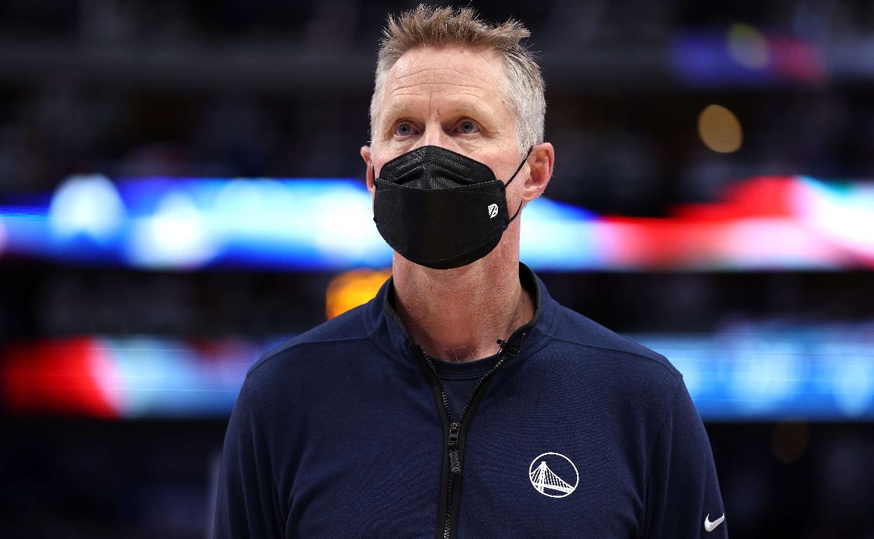 Steve Kerr, durante el minuto de silencio previo al Mavericks-Warriors.