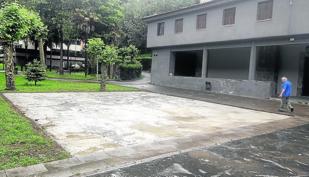 Vista de la solera sobre la que se va a instalar el parque infantil de Altzola tras su renovación. 
