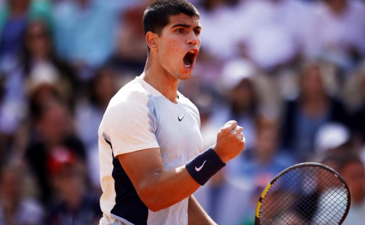 Carlos Alcaraz celebra uno de sus puntos ante Albert Ramos. 