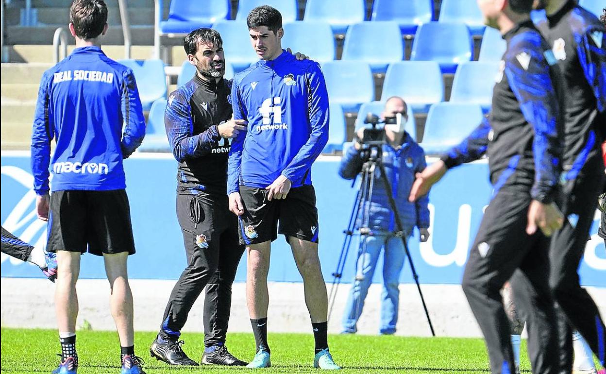 Carlos Fernández atiende las indicaciones del preparador físico David Casamichana