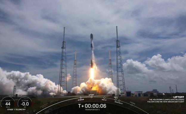 El Falcon 9 con el satélite Urdaneta despega de Cabo Cañaveral. 