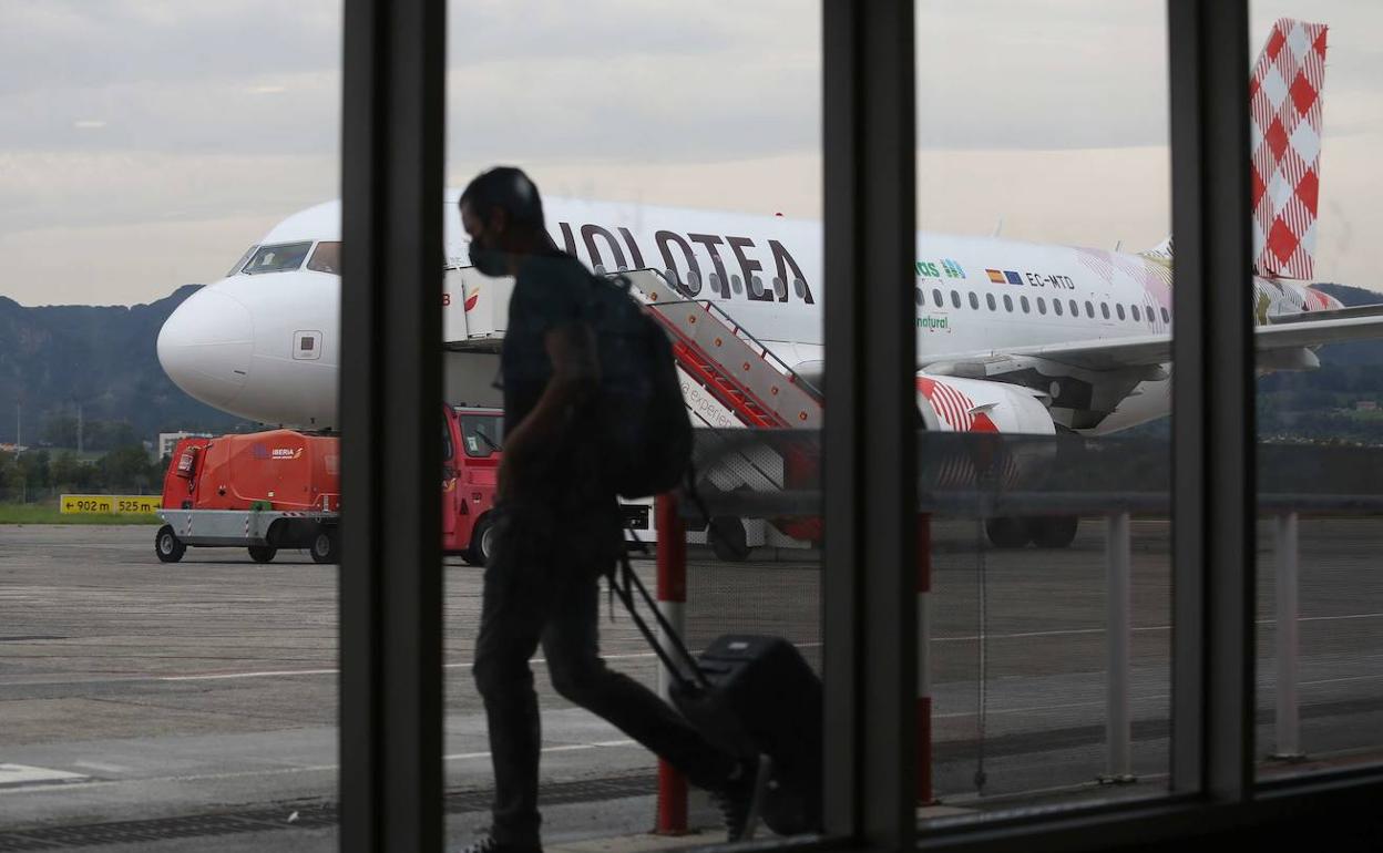 La compañía Volotea operará dos vuelos semanales de ida y vuelta a Palma de Mallorca y Menorca hasta octubre. 