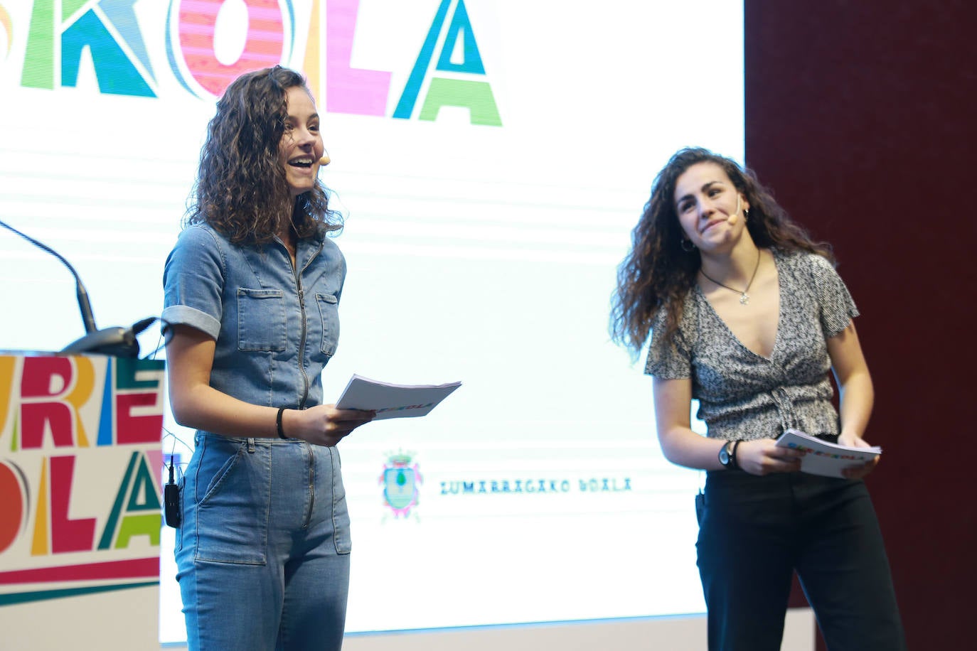 Las actrices de la serie 'Irabazi Arte', Sua Enparantza y Ainhoa Azpitarte, presentando la gala.