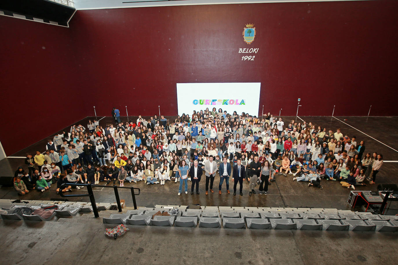 Foto de familia en el frontón Beloki.