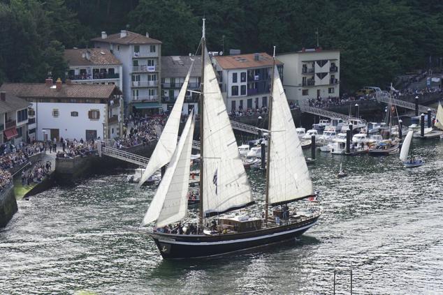 Fotos de los barcos del Itsa FEstibala en La bahía de Pasaia