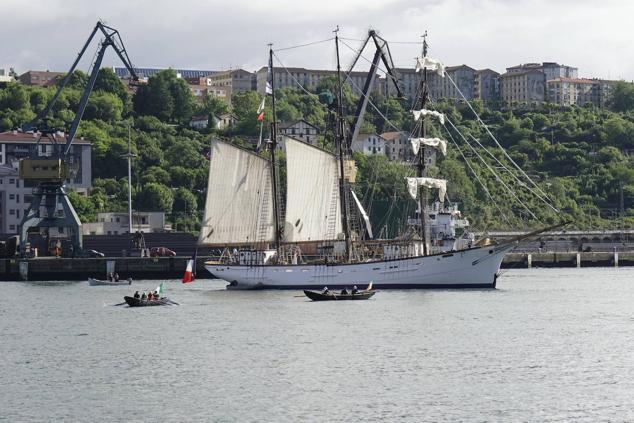 Fotos de los barcos del Itsa FEstibala en La bahía de Pasaia