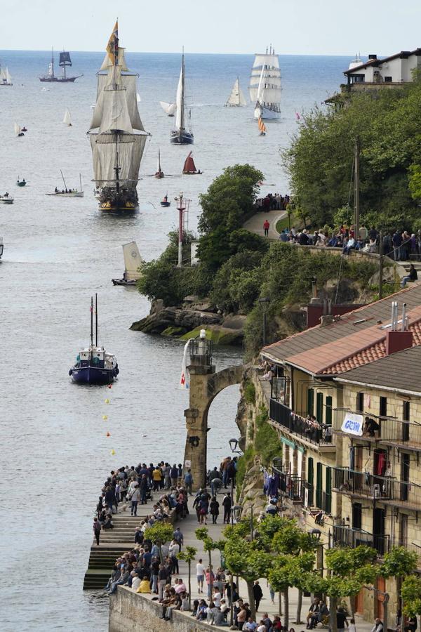 Fotos de los barcos del Itsa FEstibala en La bahía de Pasaia