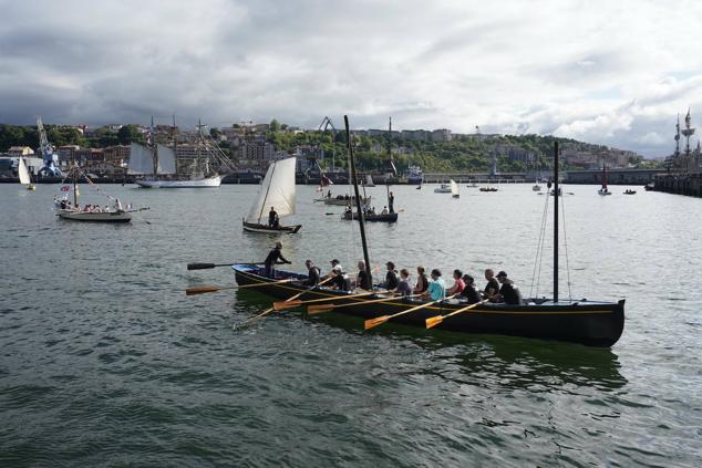 Fotos de los barcos del Itsa FEstibala en La bahía de Pasaia