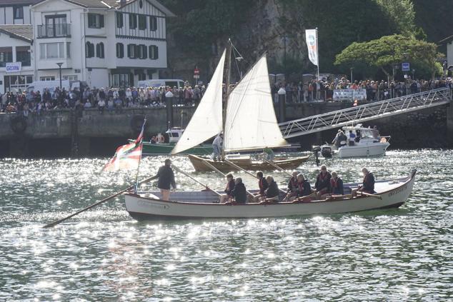 Fotos de los barcos del Itsa FEstibala en La bahía de Pasaia