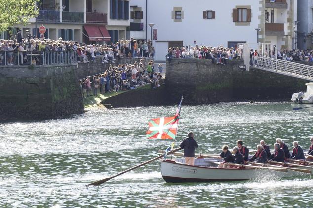 Fotos de los barcos del Itsa FEstibala en La bahía de Pasaia