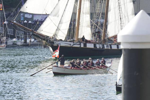 Fotos de los barcos del Itsa FEstibala en La bahía de Pasaia