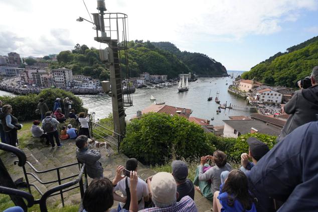 Fotos de los barcos del Itsa FEstibala en La bahía de Pasaia