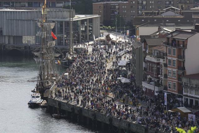 Fotos de los barcos del Itsa FEstibala en La bahía de Pasaia