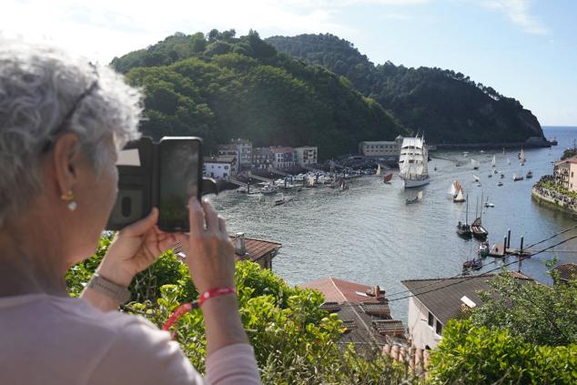 Fotos de los barcos del Itsa FEstibala en La bahía de Pasaia