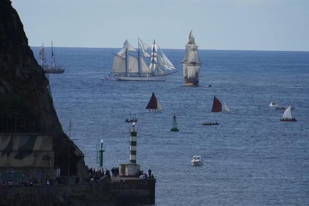 Fotos de los barcos del Itsa FEstibala en La bahía de Pasaia
