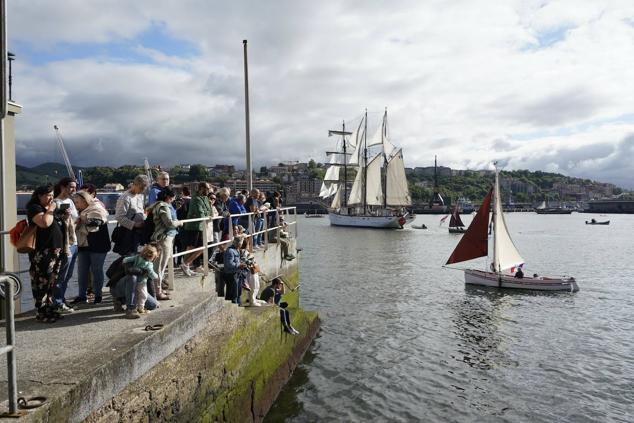 Fotos de los barcos del Itsa FEstibala en La bahía de Pasaia