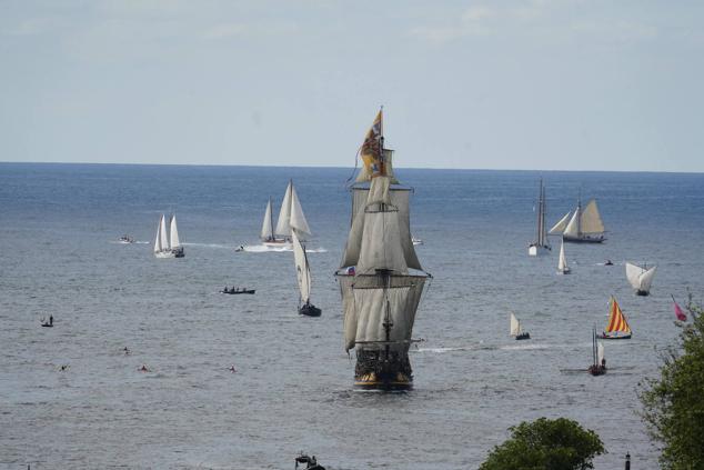 Fotos de los barcos del Itsa FEstibala en La bahía de Pasaia