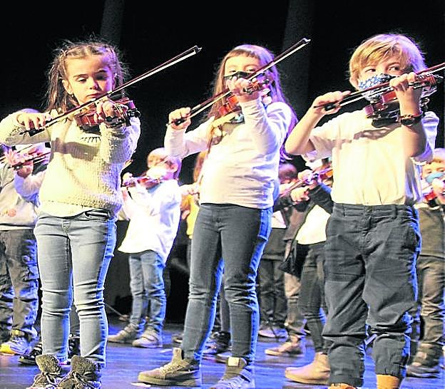 Alumnos de violín en el último concierto en Seminarixoa. 