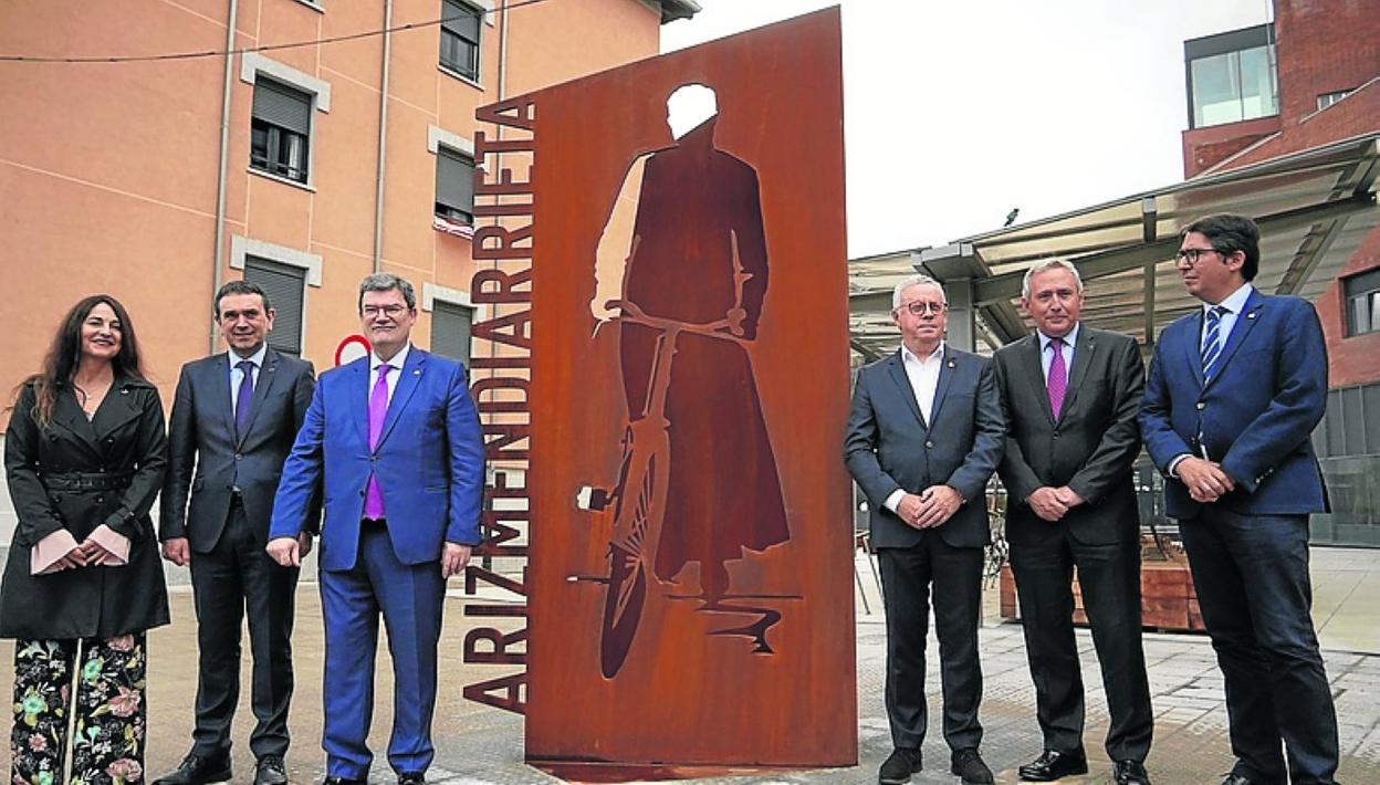 Inauguración de la escultura de don José María ayer en Bilbao. 