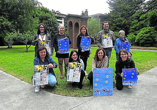 La concejala Cabero junto a representantes de diversos grupos que participan en el '7x7'. 