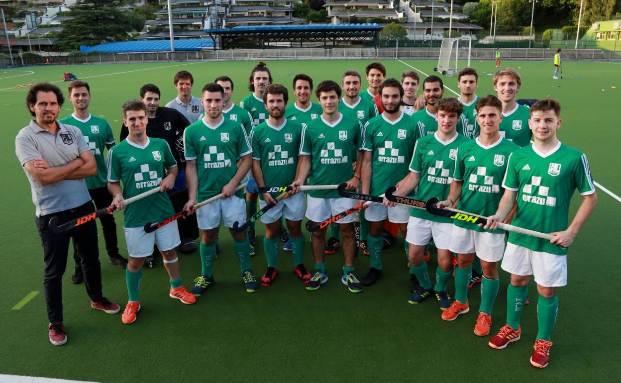 La plantilla del Kale Lagunak posa en el campo de Bera Bera. 