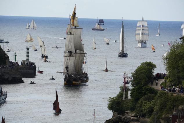Fotos de los barcos del Itsa FEstibala en La bahía de Pasaia