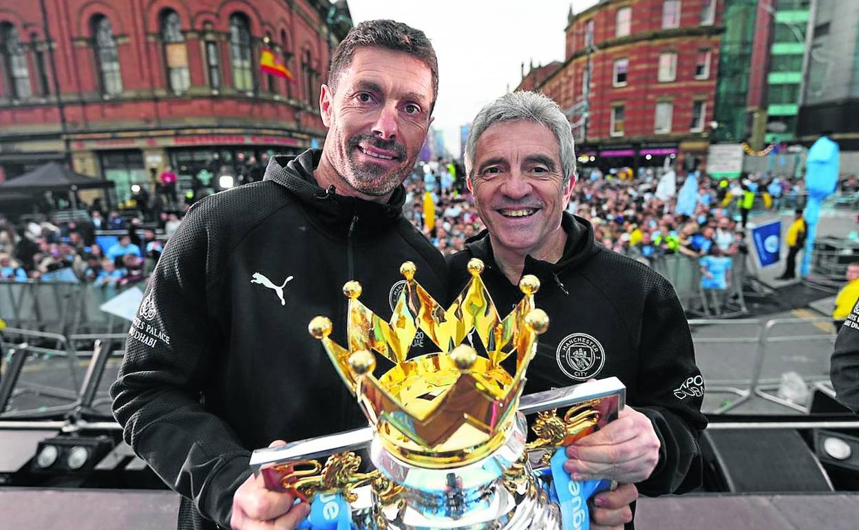 Xabi Manzisidor y Juanma Lillo con el trofeo de la Premier conquistado el pasado fin de semana con el Manchester City. 