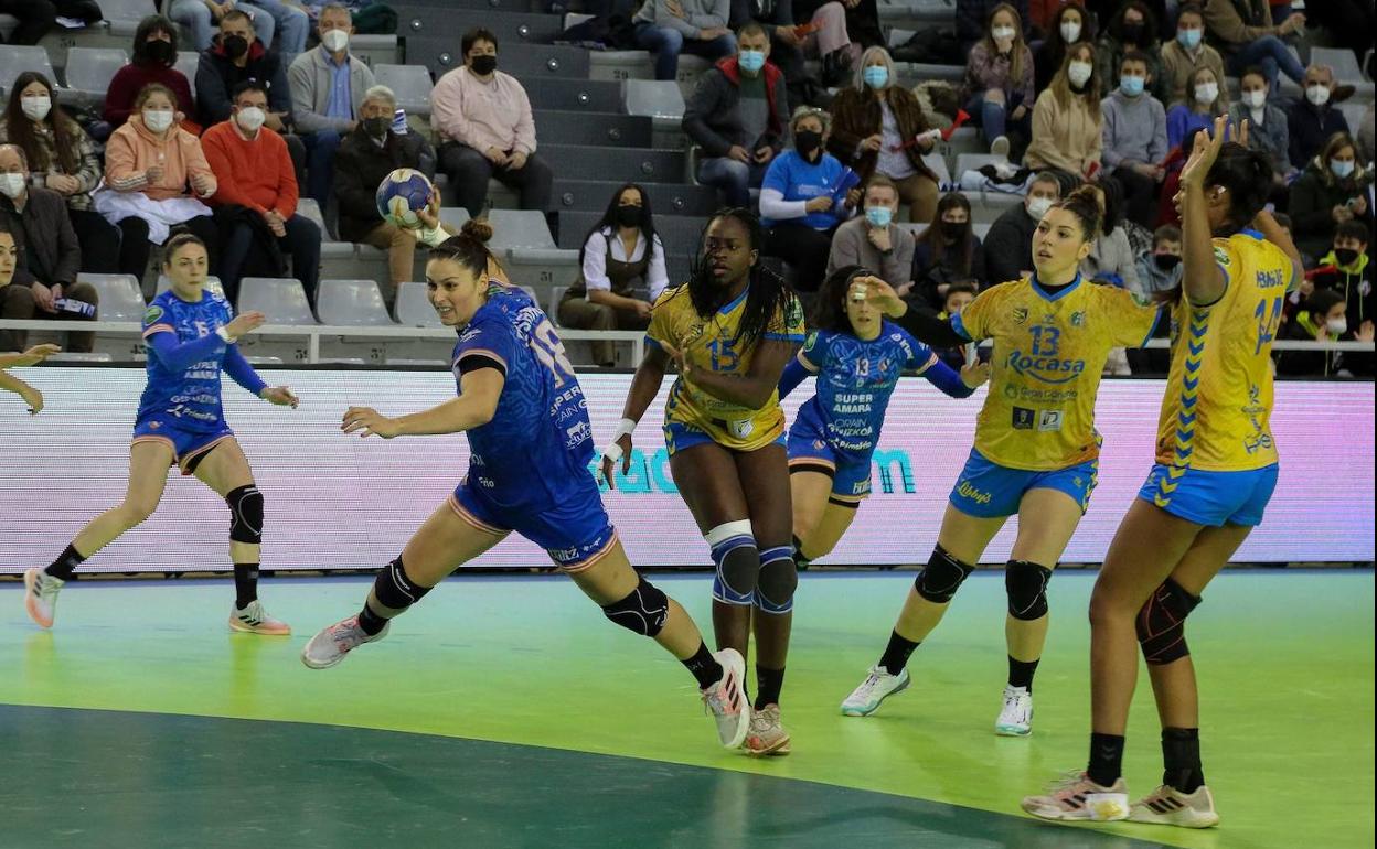 Eli Cesáreo se dispone a lanzar desde seis metros en un partido ante Rocasa. 