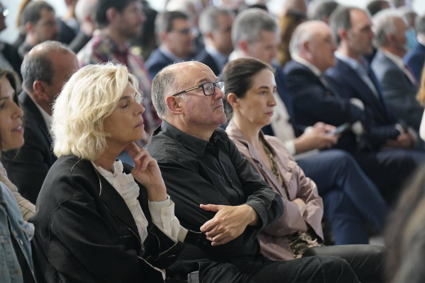 Jose Luis Rebordinos, director del Zinemaldia, junto a la cocinera Elena Arzak y Edurne Ormazabal.