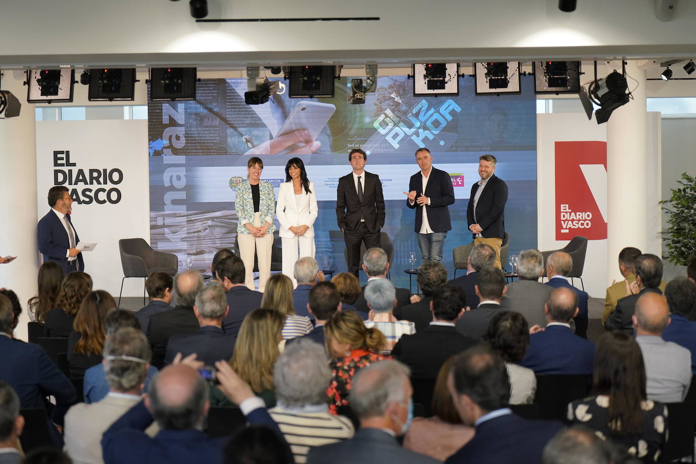 Arantxa Aldaz, África Baeta, David Taberna, Mikel Ayestaran y Aimar Bretos tras la mesa redonda 'Gipuzkoa informada'. 