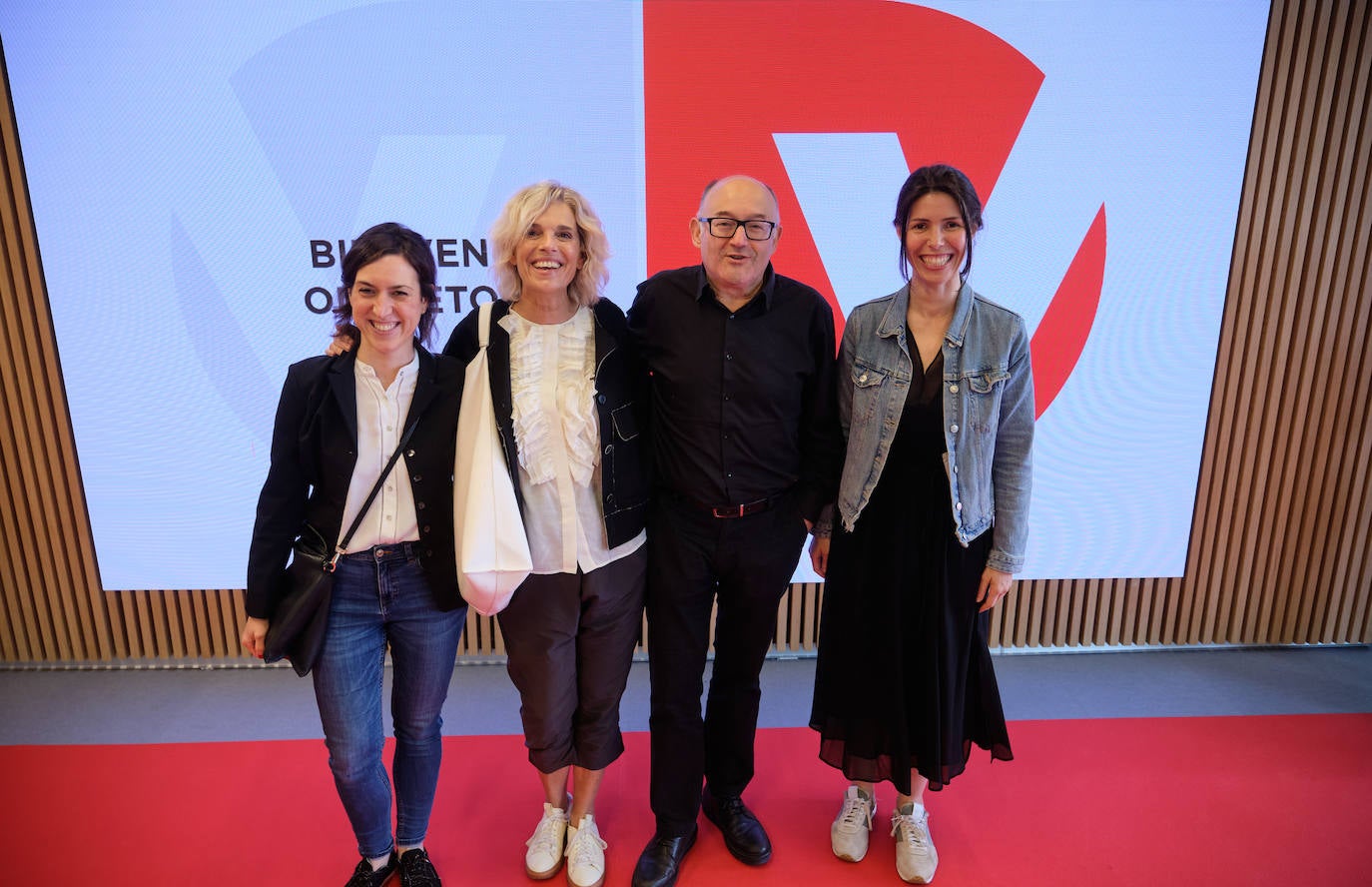 Katerin Blasco, Edurne Ormazabal, José Luis Rebordinos, Ruth Pérez de Anucita en la entrada de DV, con su nuevo logo detrás. 