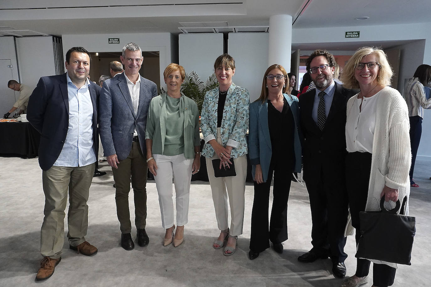 Los periodistas Jorge Sainz, Arantxa Aldaz y Julio Díaz de Alda con la consejera Tapia, Oriol Roch, Larraitz Gesala y Miren Elosegui. 