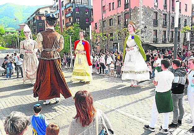 Los gigantes de Elgoibar, bailando al ritmo de la música de los dulzaineros en la zona de Maala. 