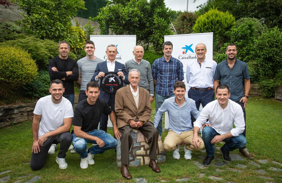 Comida de campeones. Arriba, Olaizola II, Irribarria, Badiola (CaixaBank), Gorostiza, Eugi, Arretxe y Bengoetxea VI. Abajo, Jaka, Urrutikoetxea, Atano X, Ruiz y Barriola. 