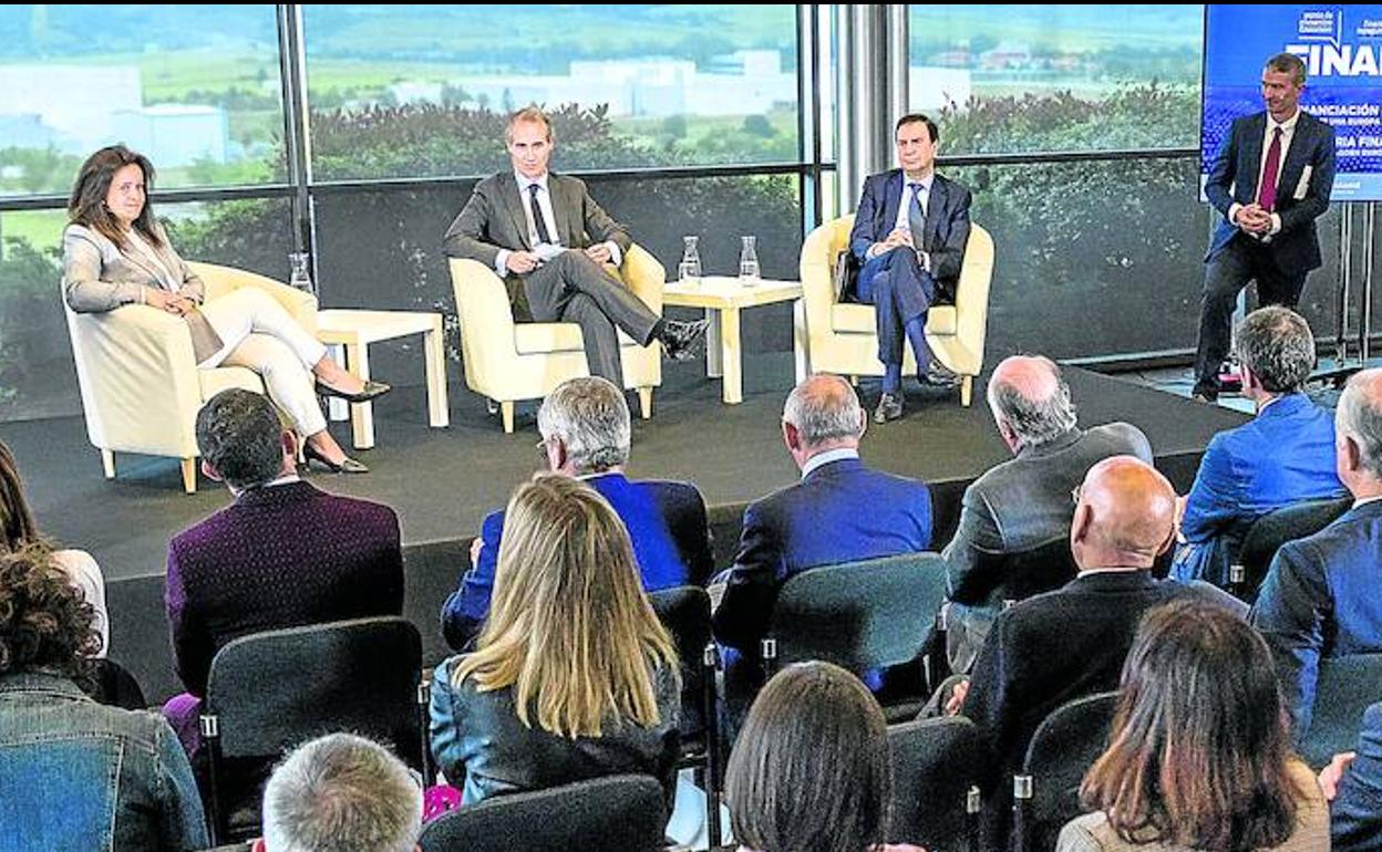 De izquierda a derecha, María Pilar Carrato, Zenón Vázquez, Iñaki López Gandásegui y el presentador, Urko Odriozola, en el debate celebrado en el Parque Tecnológico de Álava. 