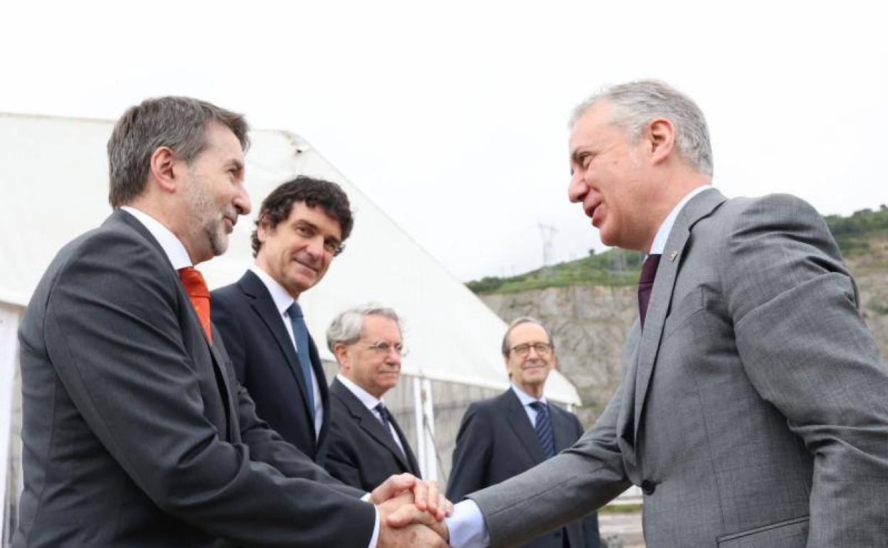 Iñigo Urkullu saluda Josu Jon Imaz, consejero delegado de Repsol, en presencia del diputado general de Bizkaia, Unai Rementeria; el presidente de Petronor, Emiliano López Atxurra y Gregorio Villalabeitia, presidente de Kutxabank. 