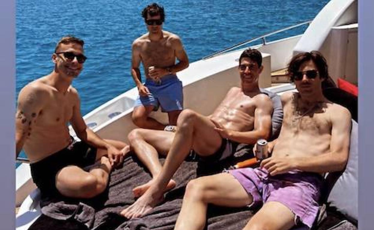 Aritz Elustondo, de la Real Sociedad, junto a Sergio Canales y dos amigos en alta mar.