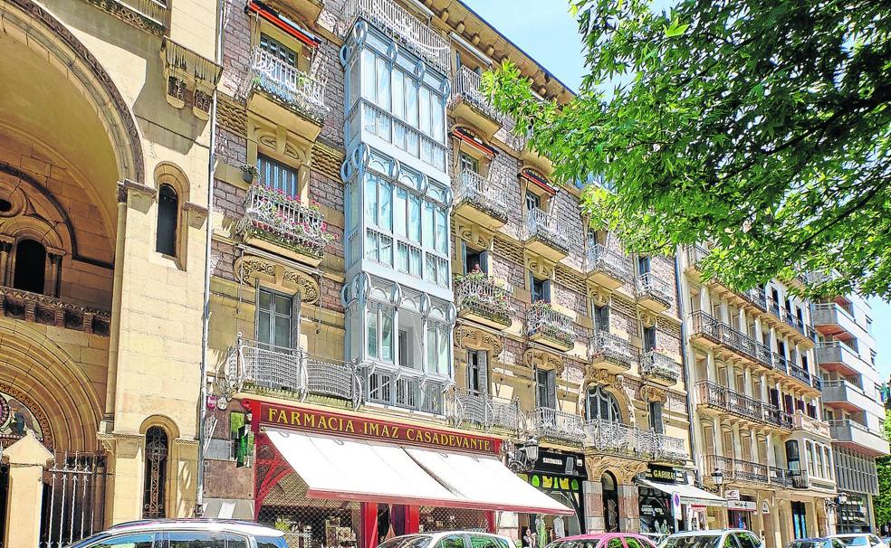 Fachada del edificio de Garibai 21, un ejercicio de control de crecimiento de formas blancas en arenisca esculpida. 